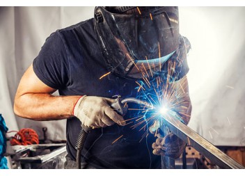 電焊工手套絕緣嗎？